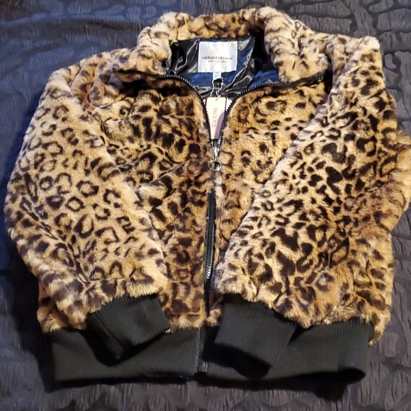 🎉Host Pick🎉 Girls Faux Fur Cheetah Print Jacket With Pockets - Picture 3 of 5